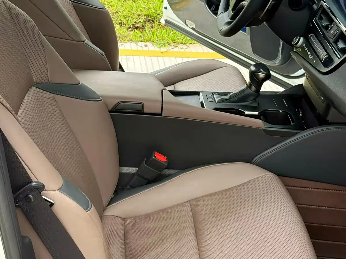 Lexus ES 2023 200 Excellence Edition фото 5