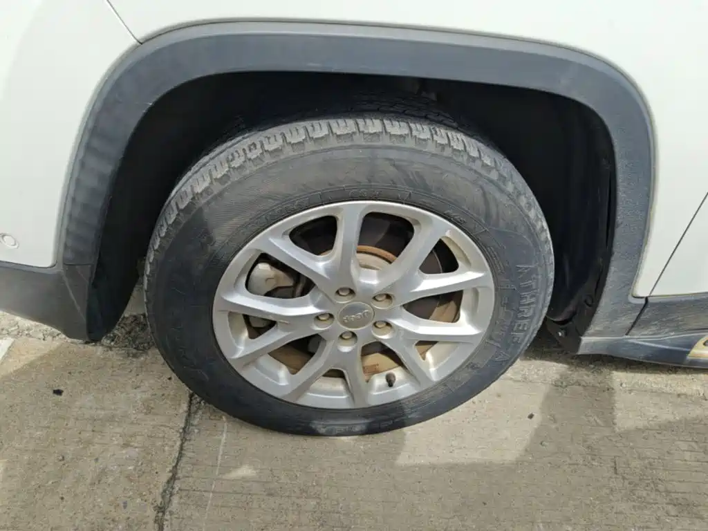 Фото 23 - Jeep Cherokee