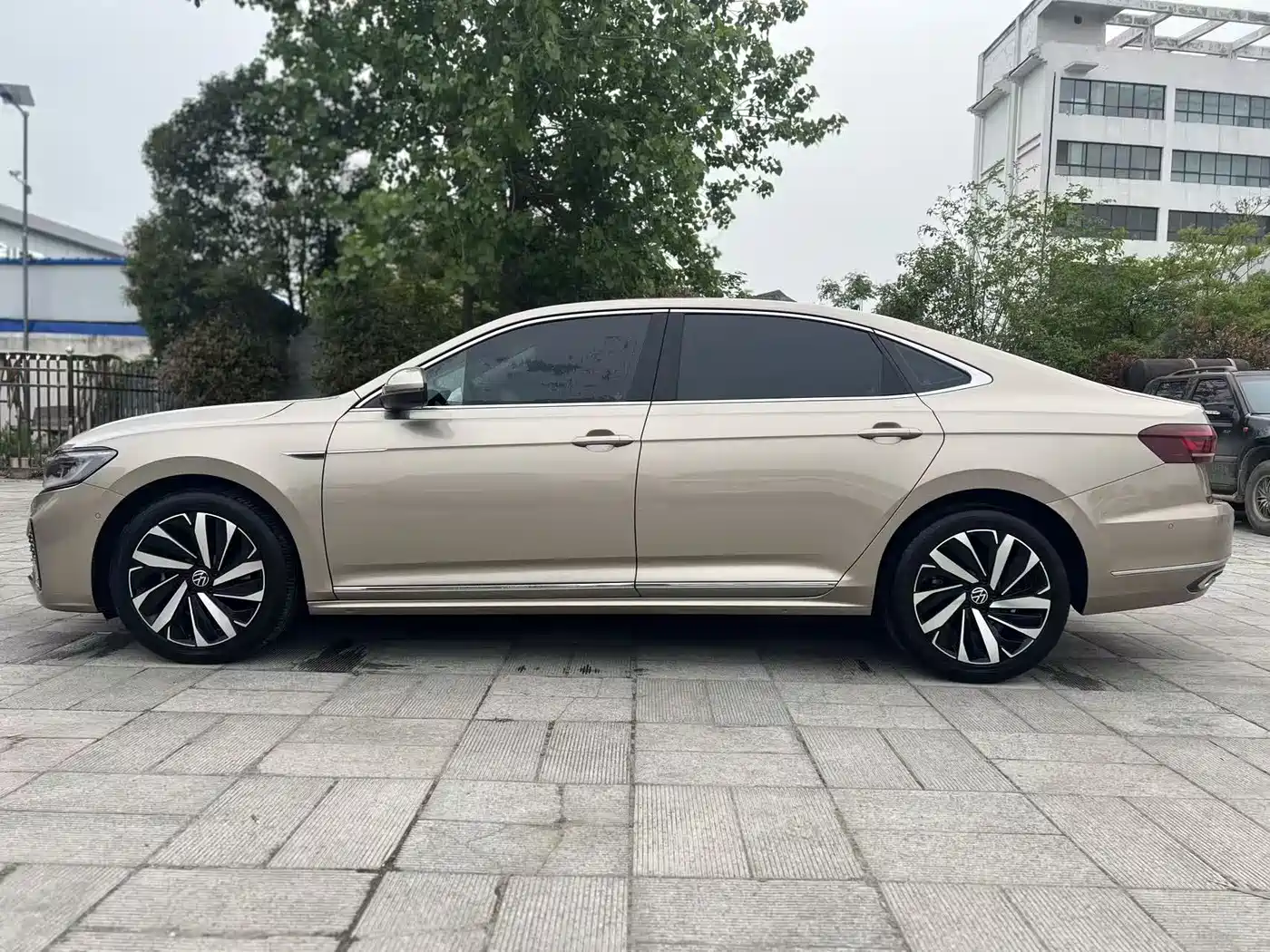 Volkswagen Passat 2022 330TSI Starlight Luxury Edition фото 4