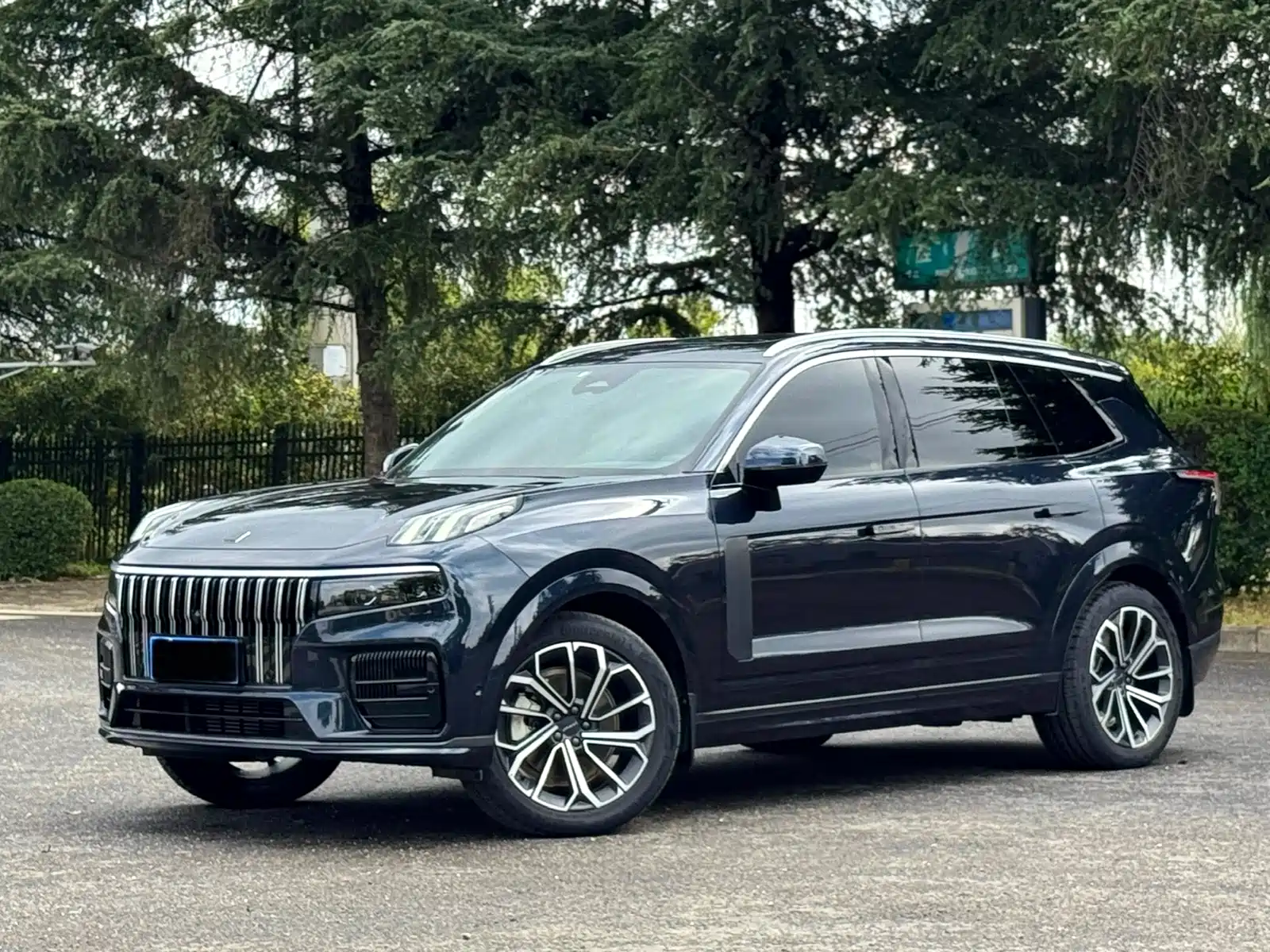 Photo 1 - Lynk & Co 09