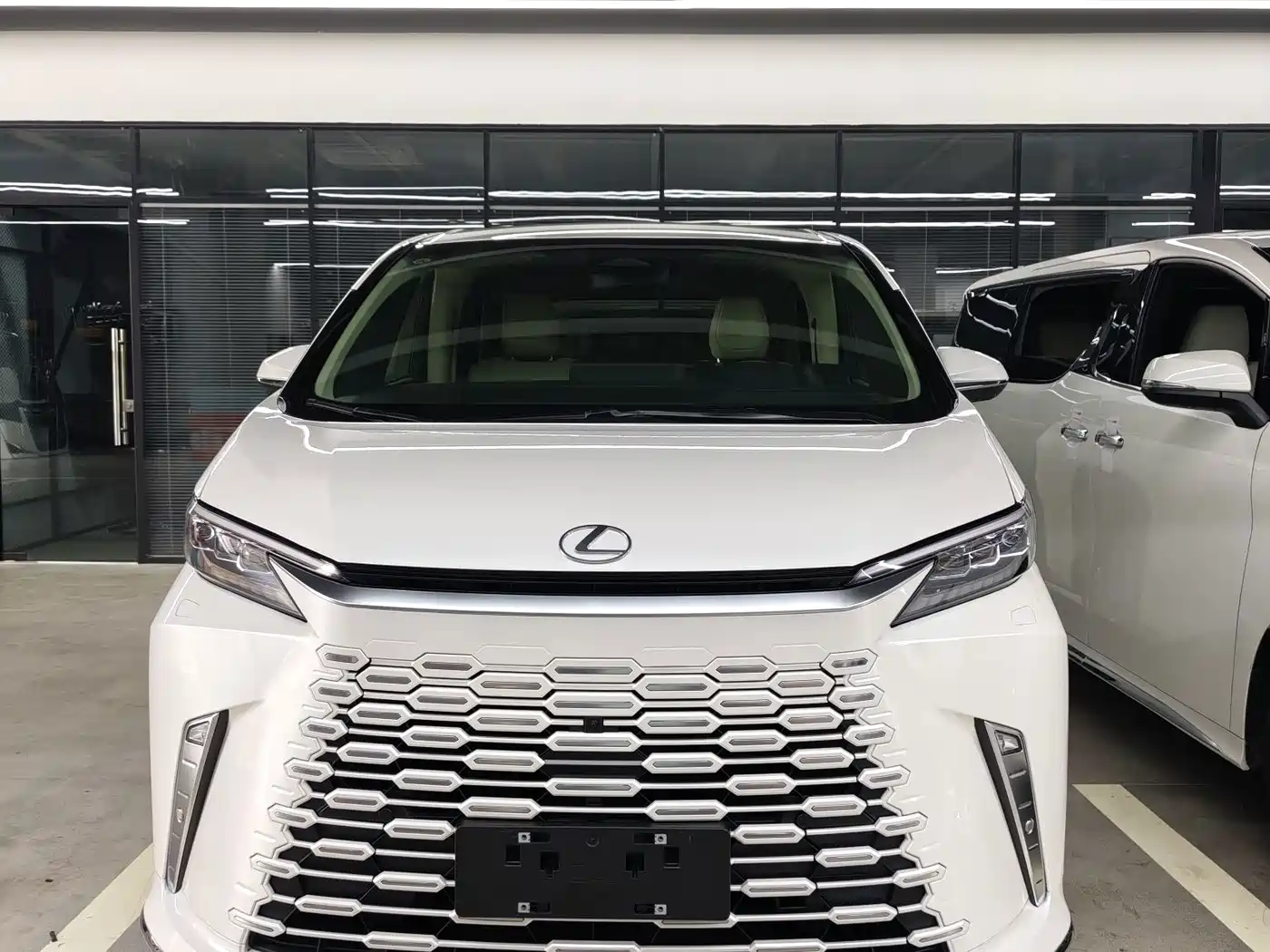 Lexus LM 2024 2023 500h 6-Seater Prestige Edition