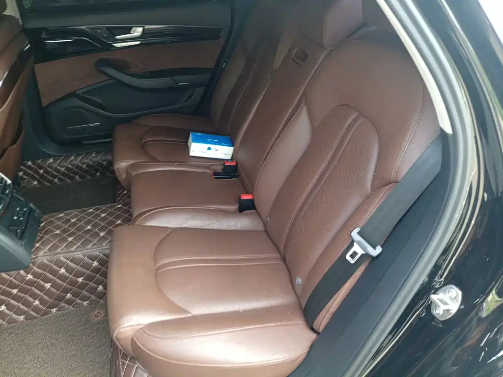 Photo 18 - Audi A8