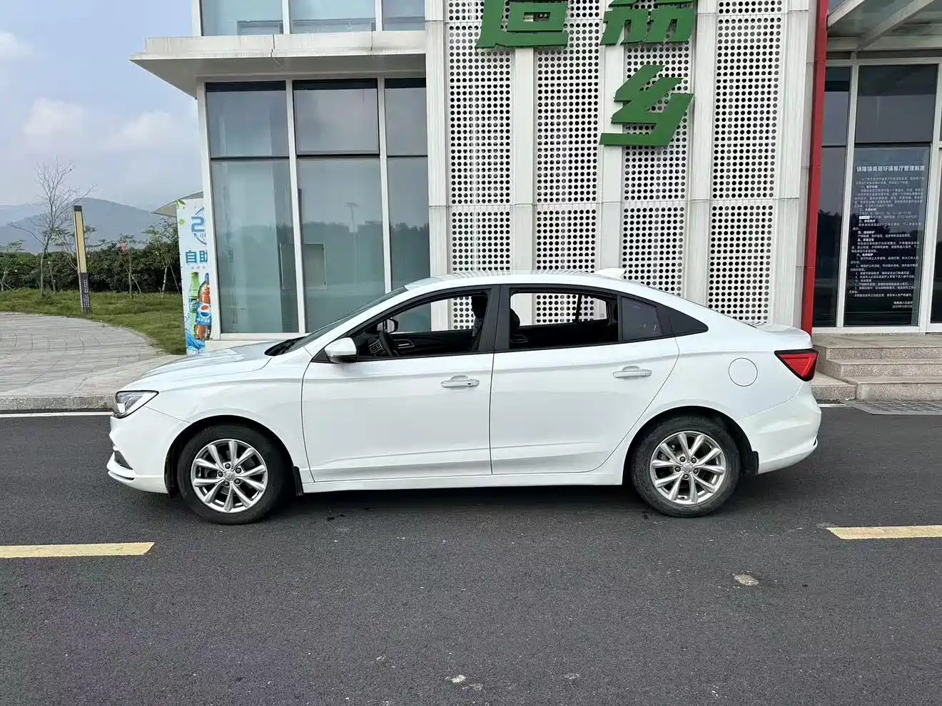 Фото 7 - Roewe i5