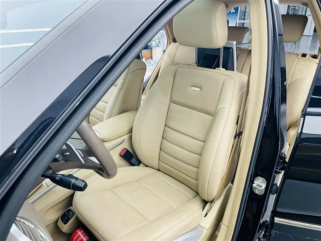 Mercedes-Benz M-Class AMG 2011 AMG ML 63 фото 12