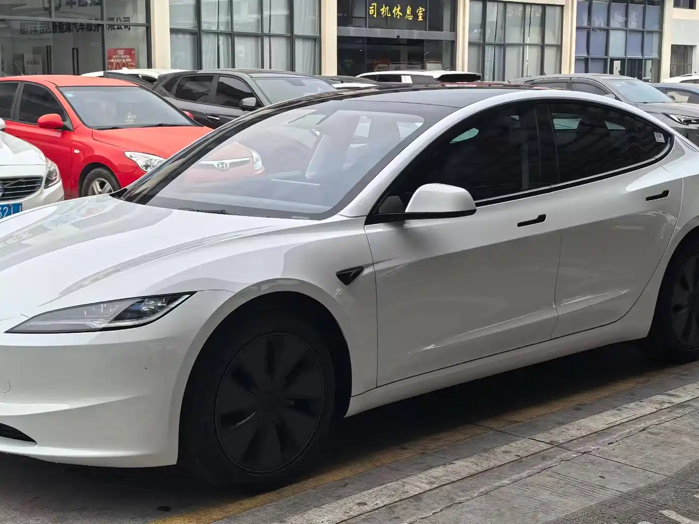 TESLA MODEL 3