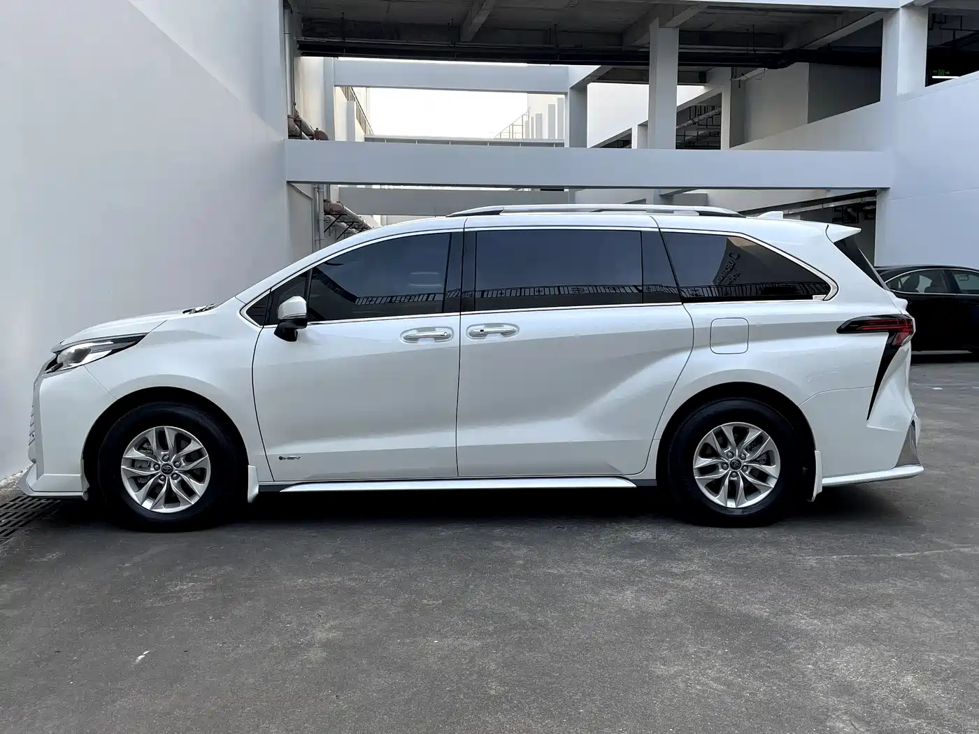 Toyota Granvia 2024 2.5L Hybrid Comfort фото 6