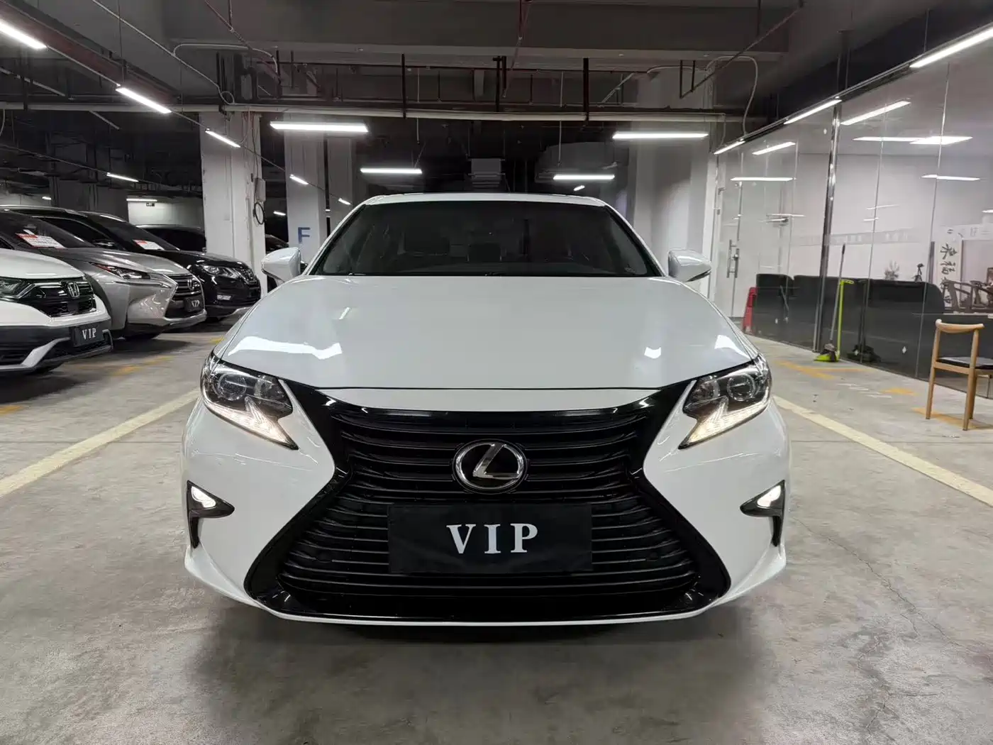 Photo 2 - Lexus ES