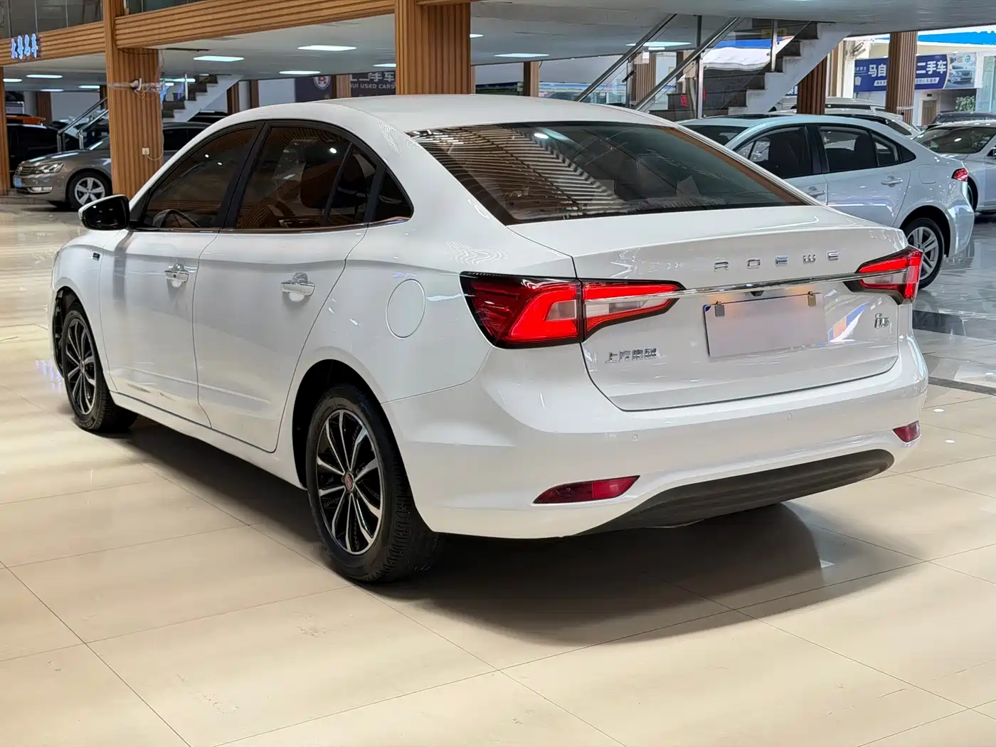 Фото 14 - Roewe i5