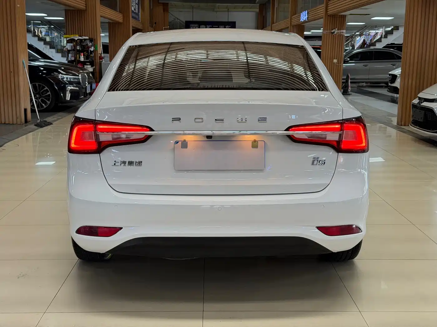 Фото 15 - Roewe i5