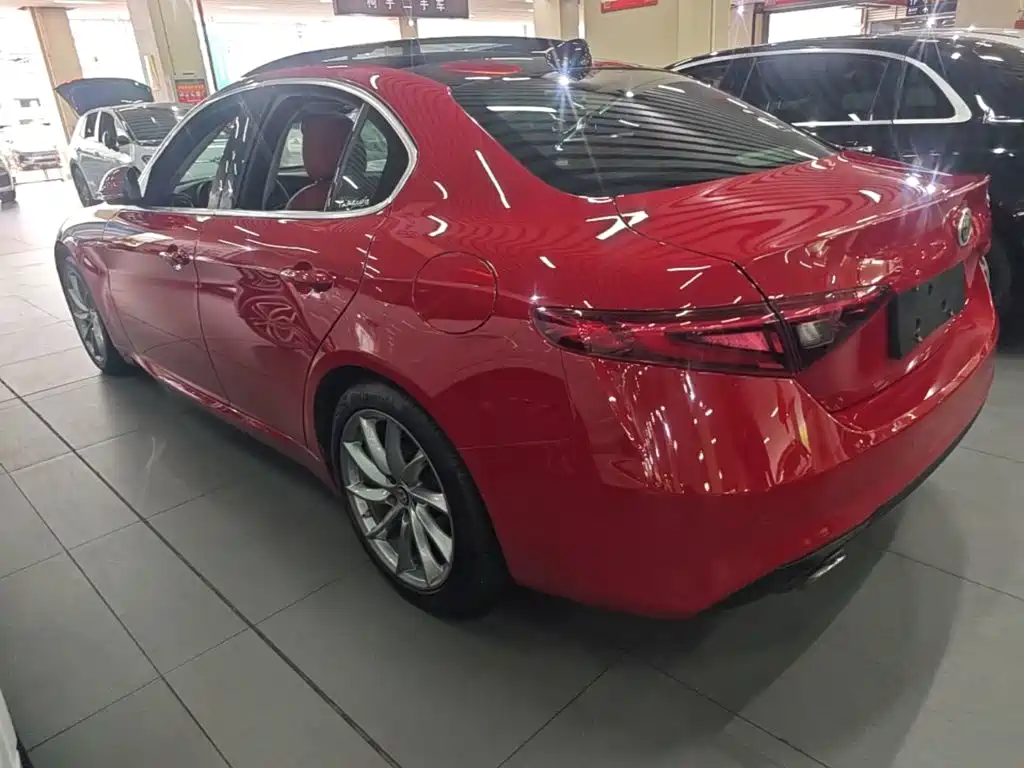 Alfa Romeo Giulia 2018 2017 2.0T 200HP Luxury Edition