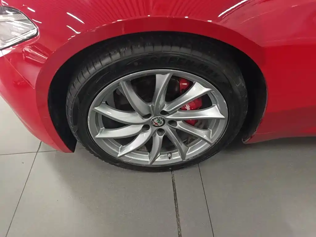 Alfa Romeo Giulia 2018 2017 2.0T 200HP Luxury Edition