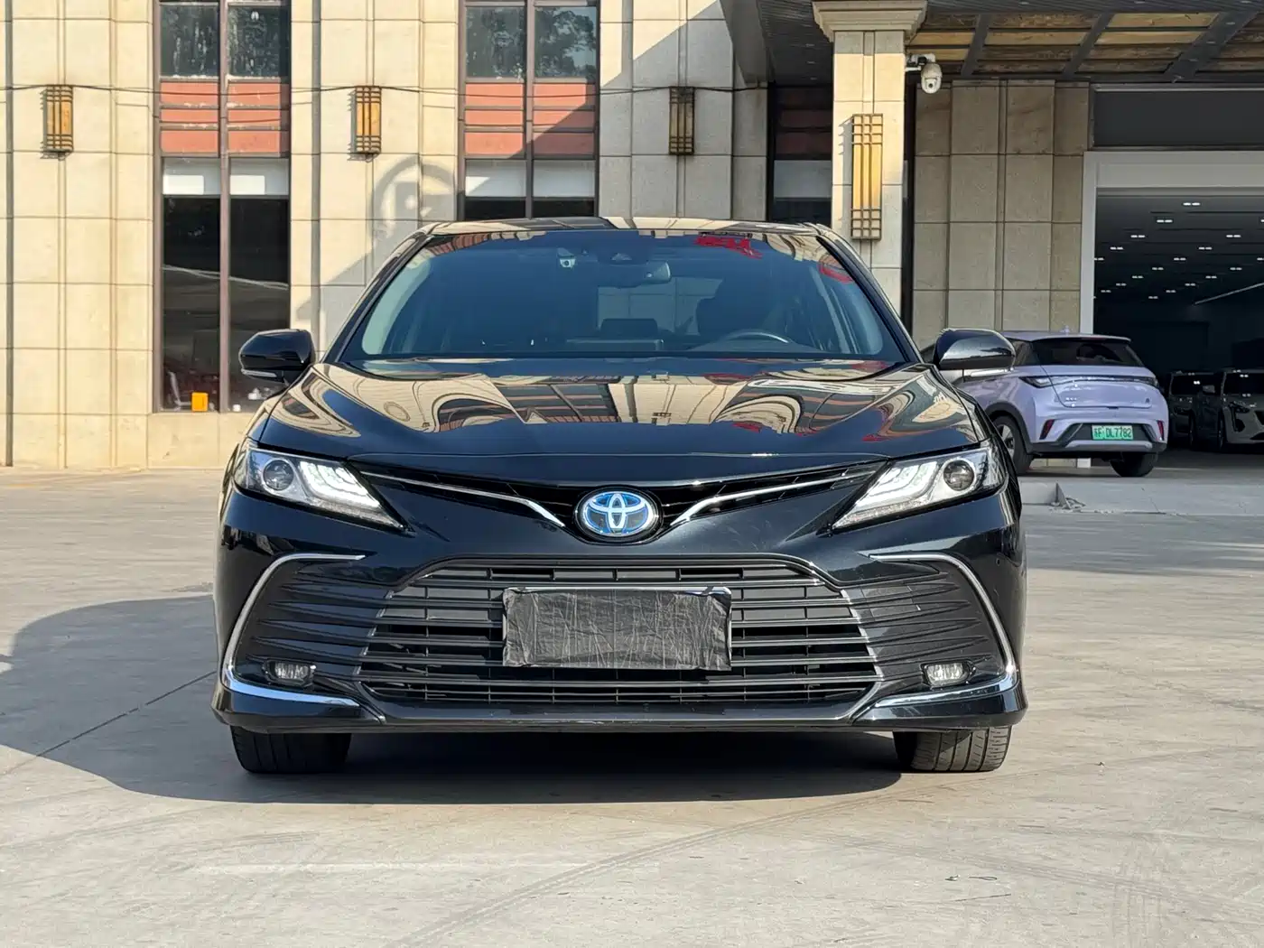 Toyota Camry 2023 Hybrid 2.5HG Luxury Edition фото 2
