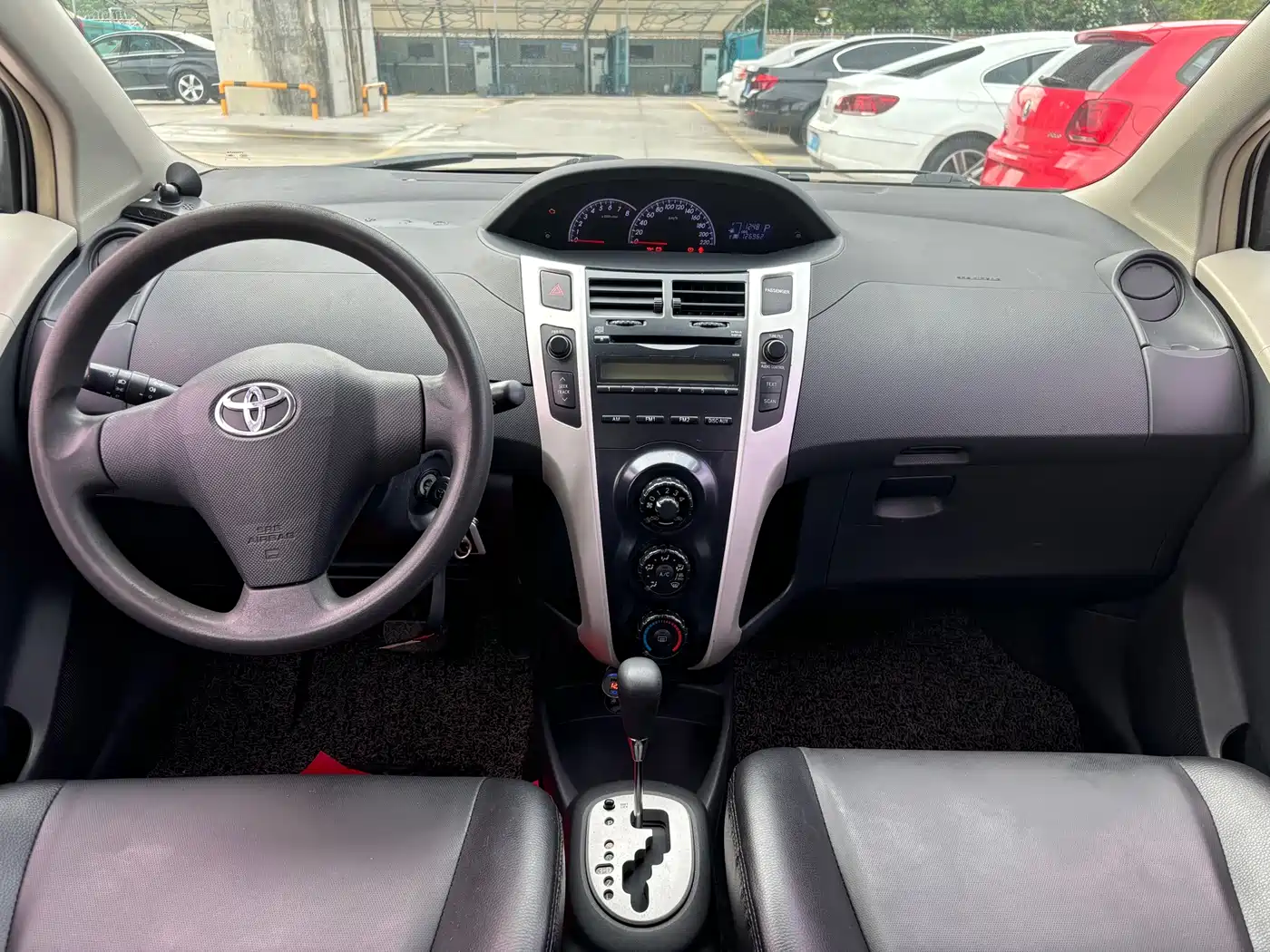Toyota Yaris 2011 1.6E Auto Charm Edition фото 6
