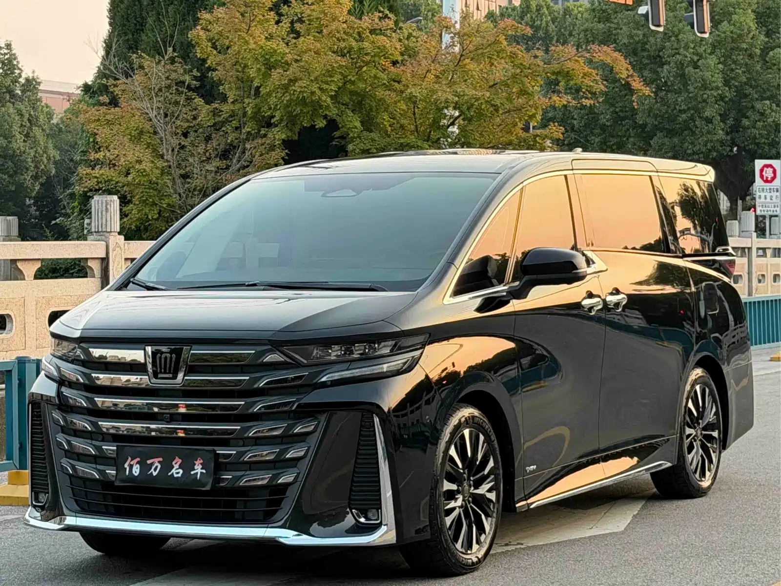 Фото 1 - Toyota Vellfire