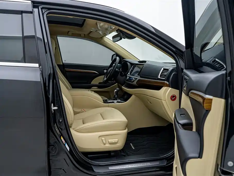 Photo 18 - Toyota Highlander