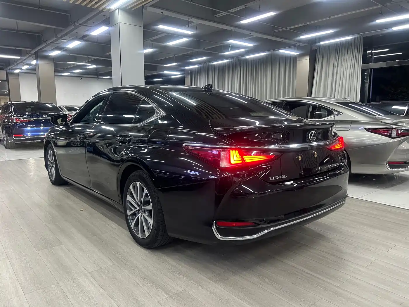 Фото 9 - Lexus ES