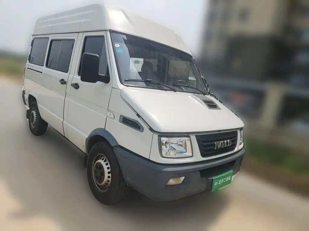 Iveco Daily 2020 2020 Model 2.5T A35 Bus Single-Tire Medium Roof 5-9 Seats China V