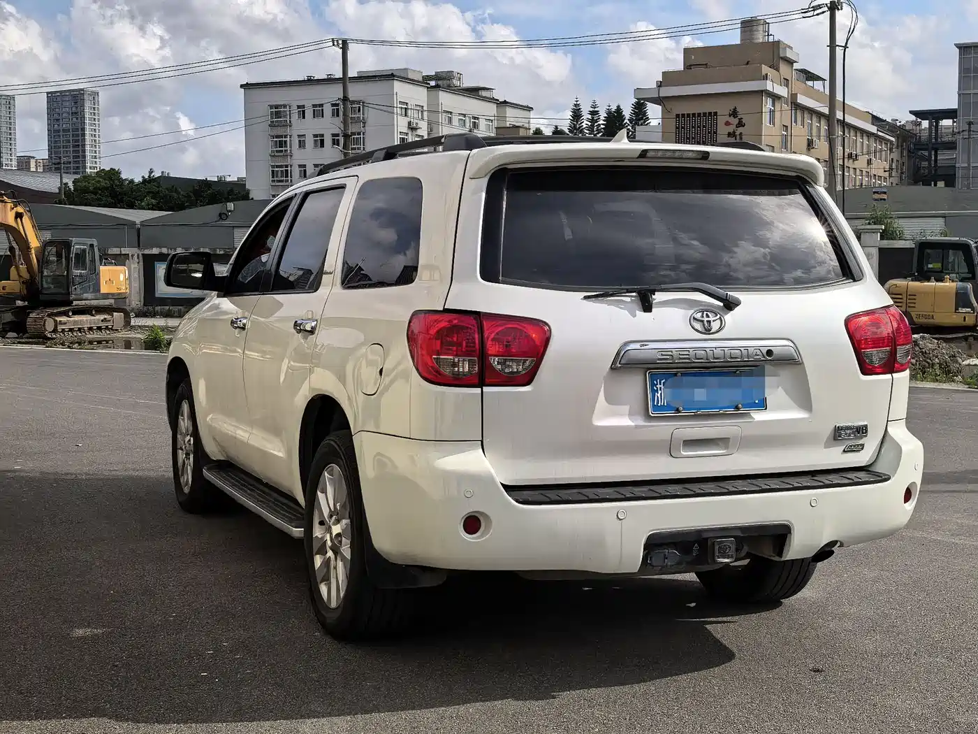 Toyota Sequoia 2010 5.7 Platinum Edition фото 11