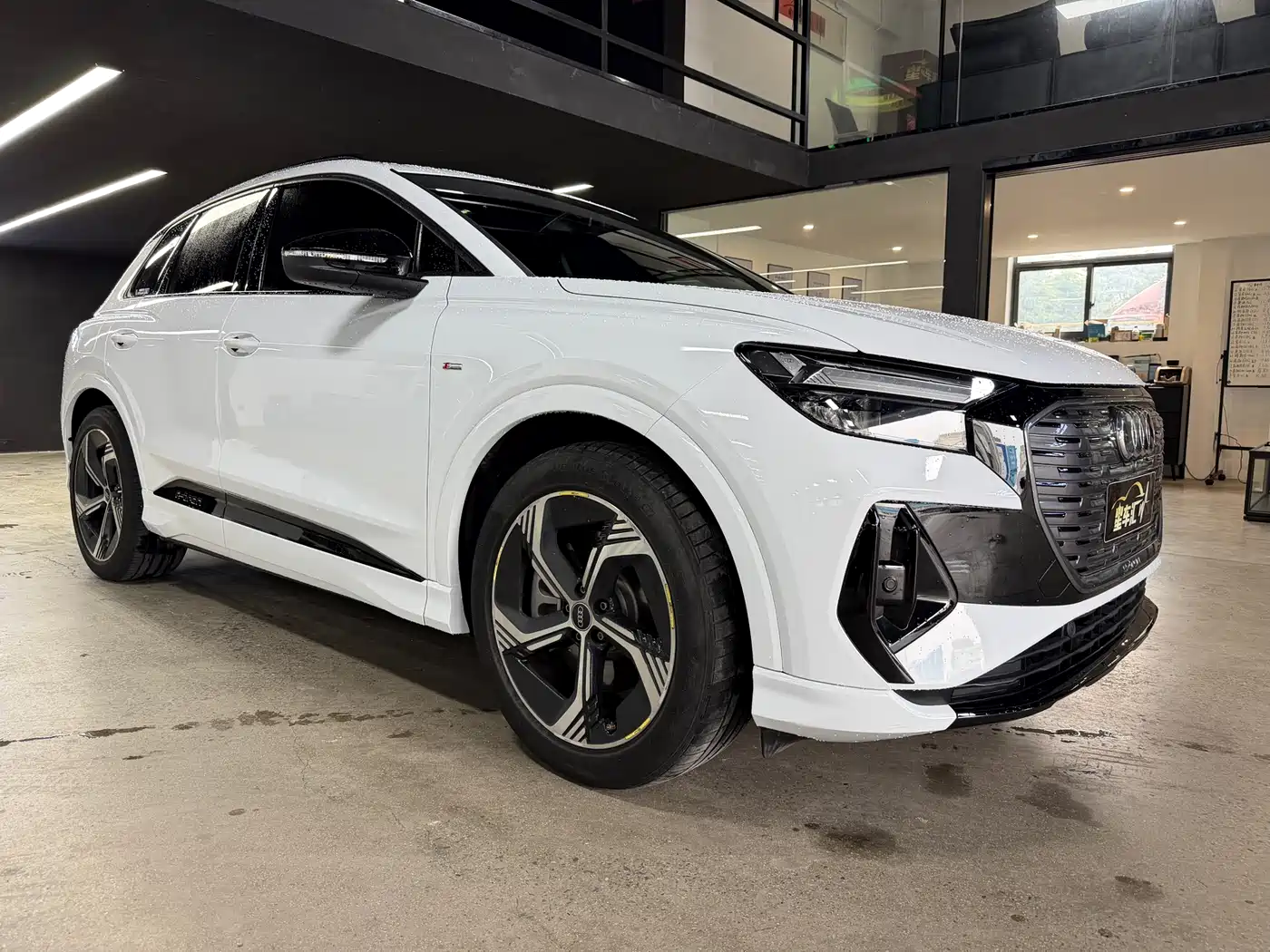 Photo 3 - Audi Q4 e-tron