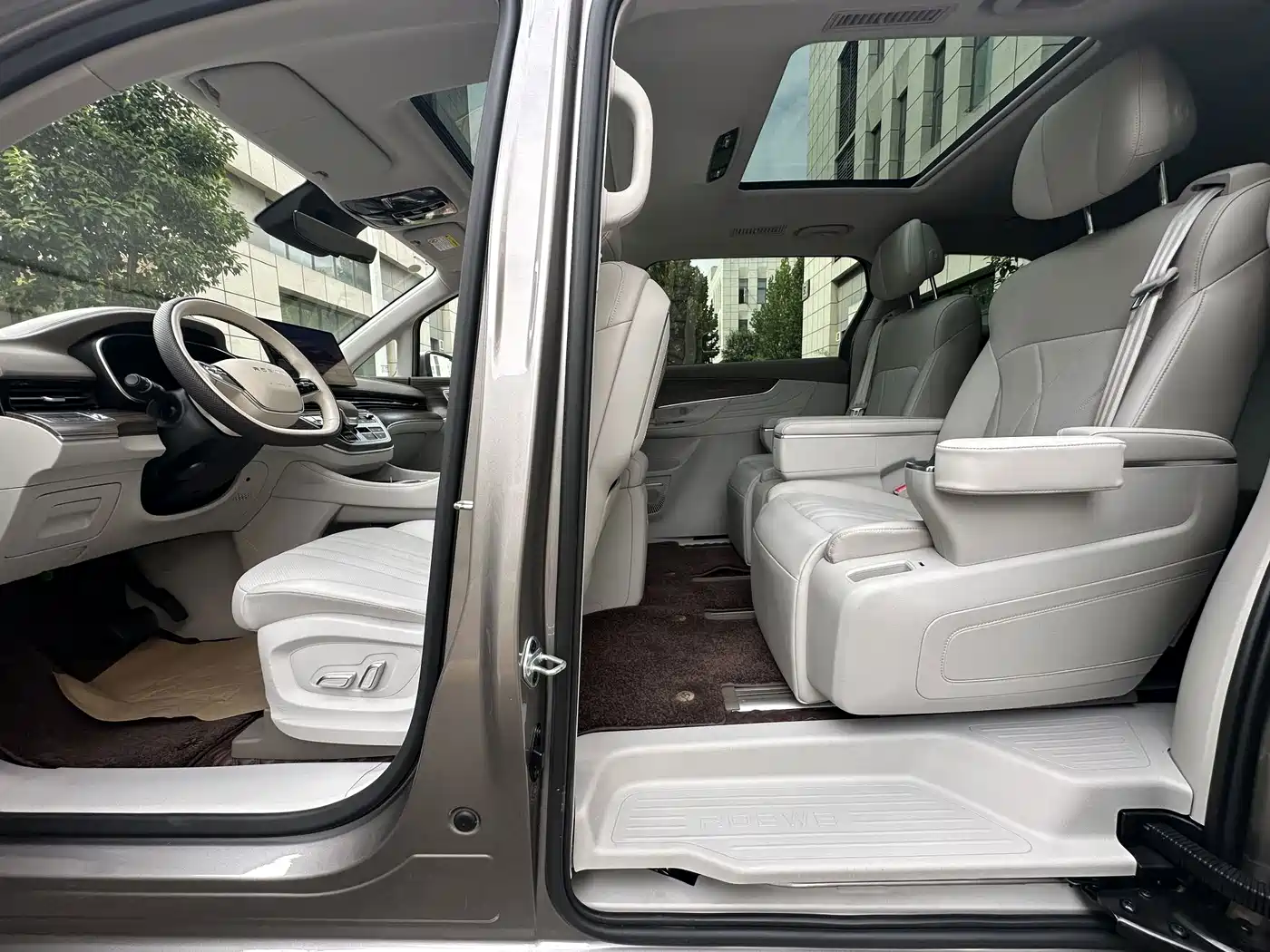 Roewe iMAX8 EV 2024 2025 1.5T DMH Land Luxury Edition