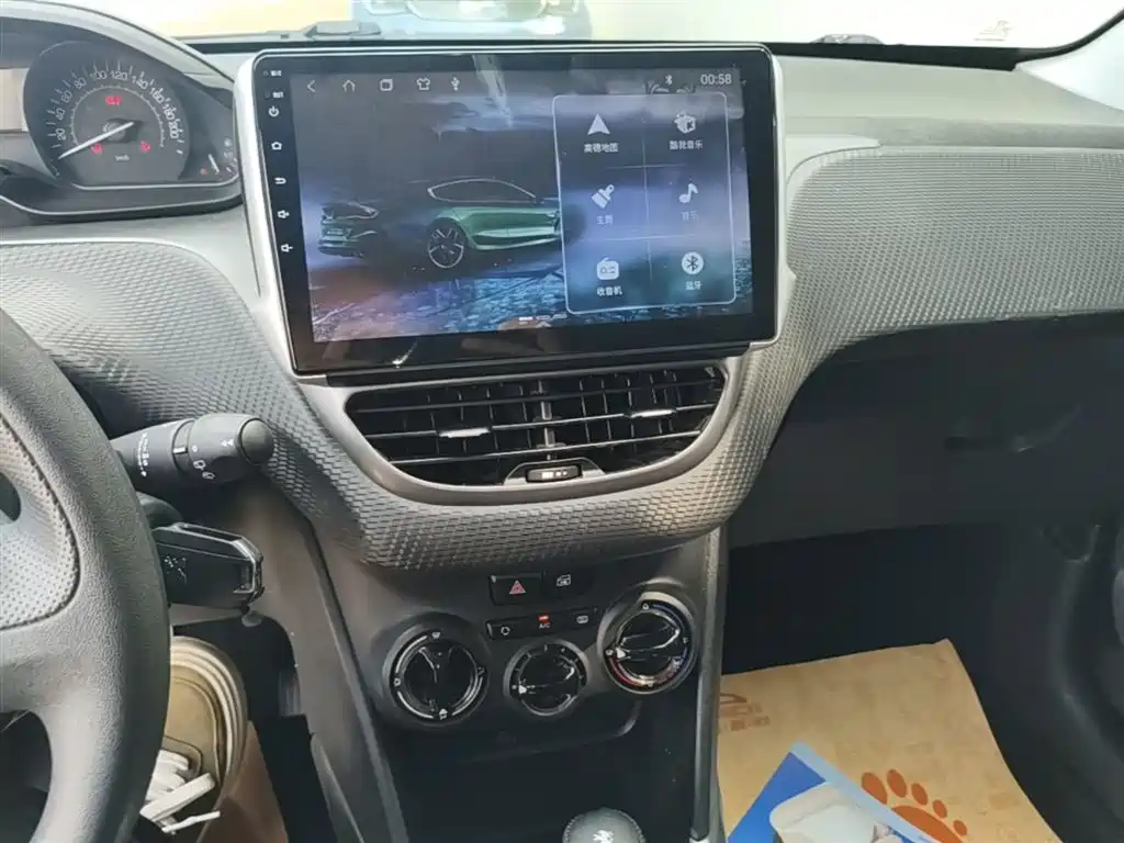 Peugeot 2008 2015 1.6L Automatic Cool Edition фото 13