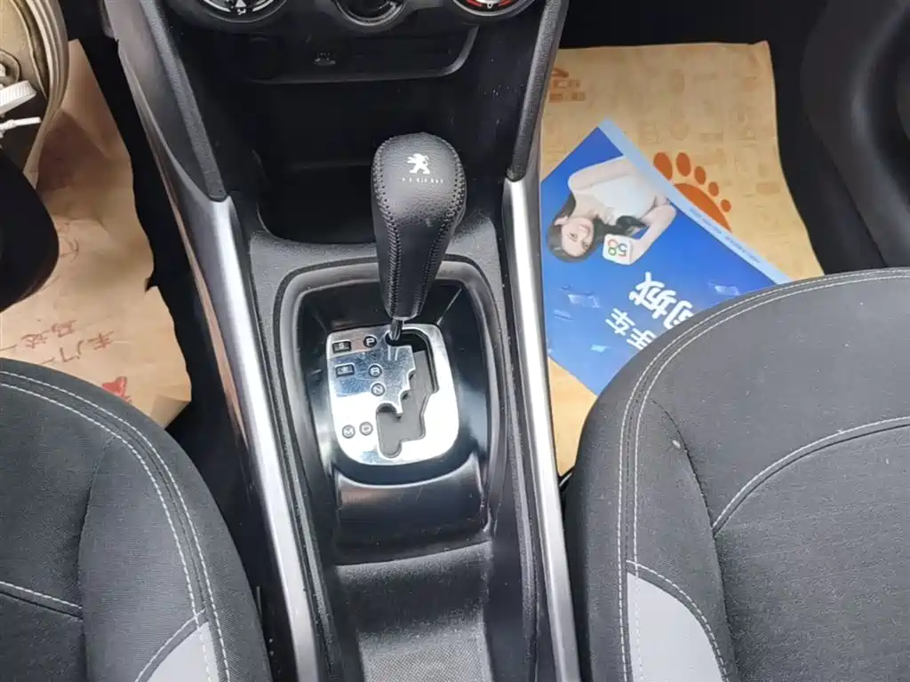 Peugeot 2008 2015 1.6L Automatic Cool Edition фото 14