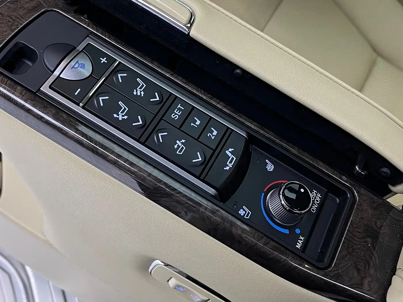Toyota Vellfire 2019 Hybrid 2.5L HV Premium Edition фото 11