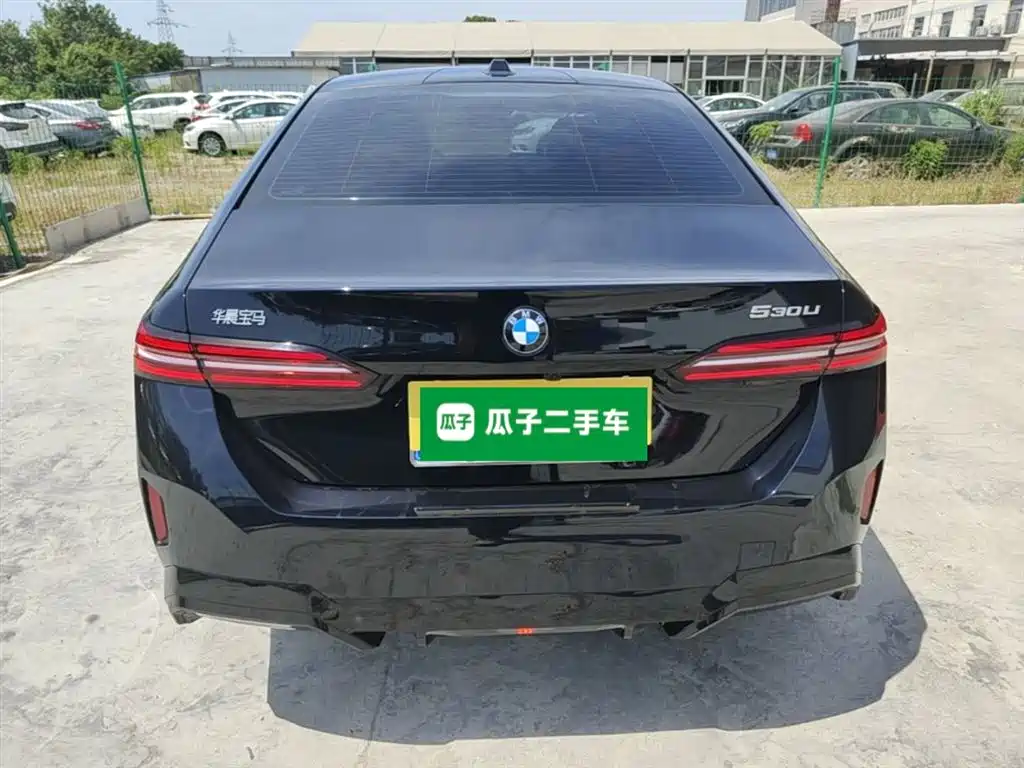 BMW 5 Series 2026 530Li Leading M Sport Package фото 6