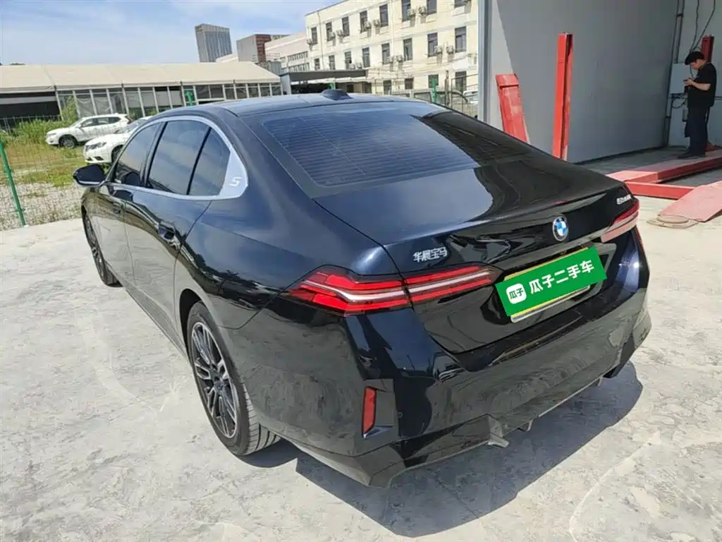 BMW 5 Series 2026 530Li Leading M Sport Package фото 5