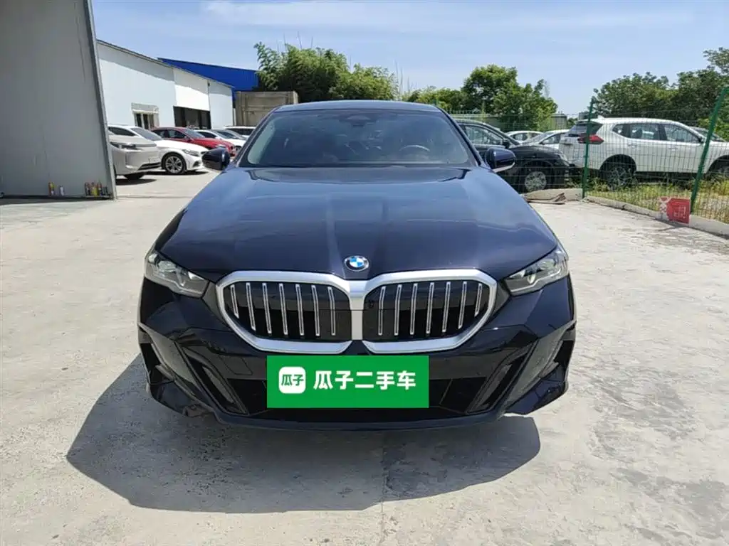 BMW 5 Series 2026 530Li Leading M Sport Package фото 3
