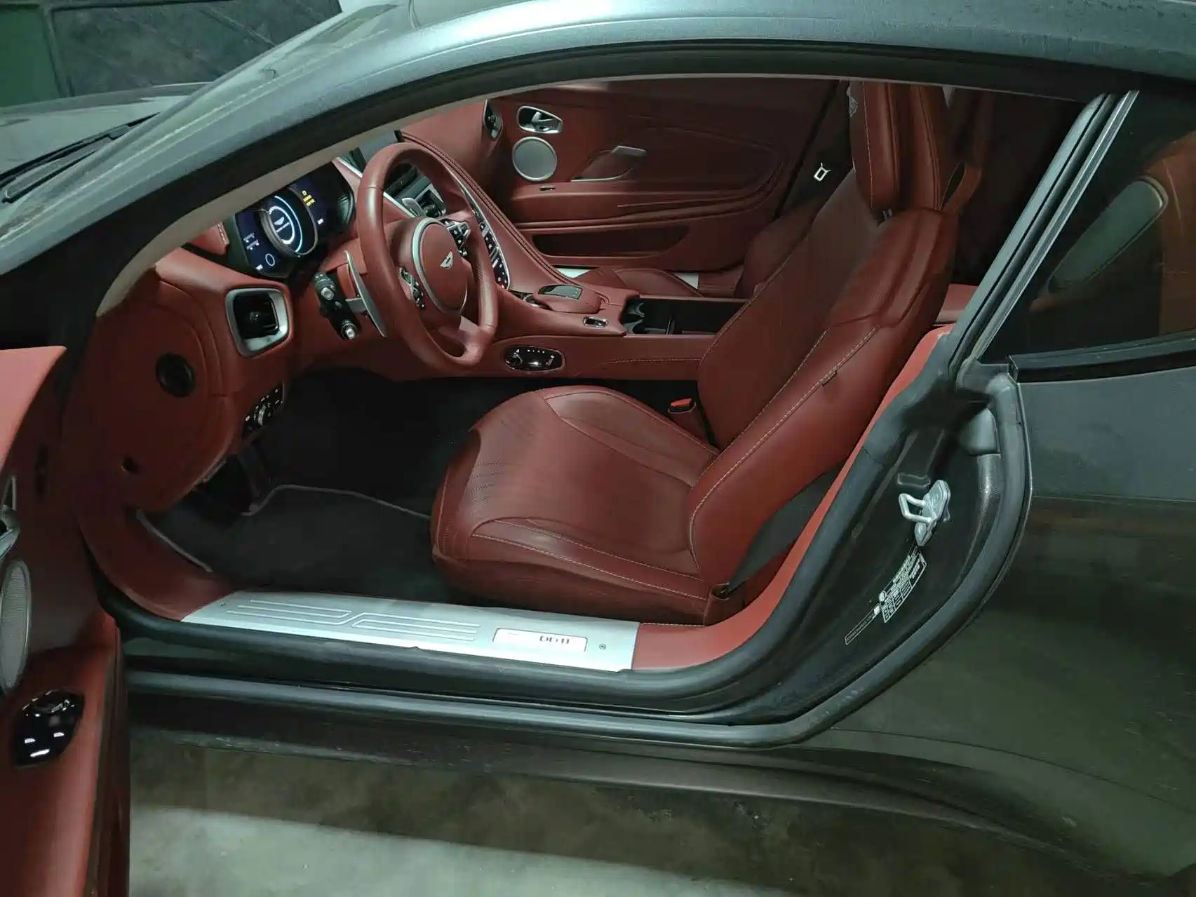Фото 4 - Aston Martin DB11