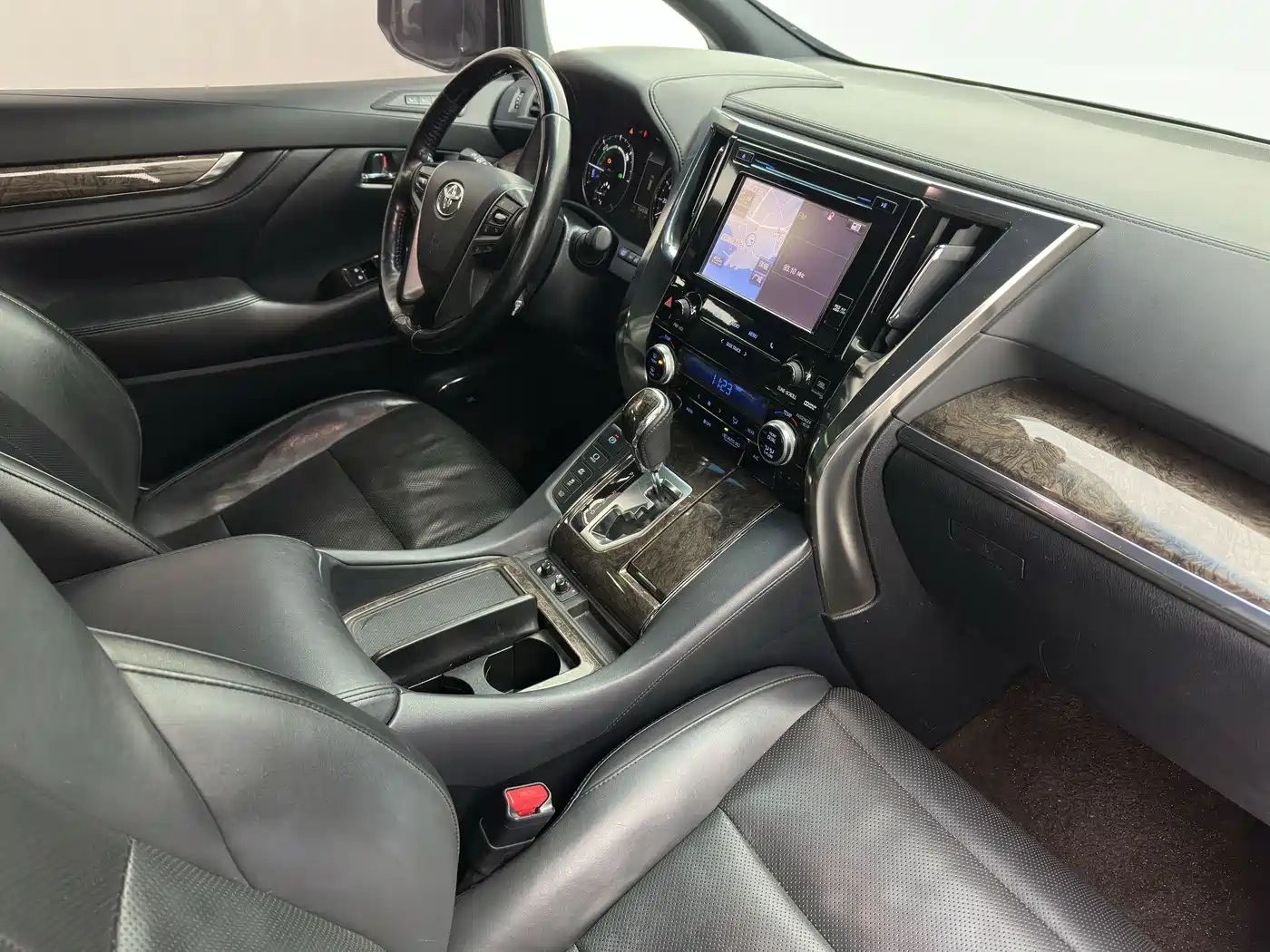 Toyota Alphard 2019 Hybrid 2.5L Premium Edition фото 34