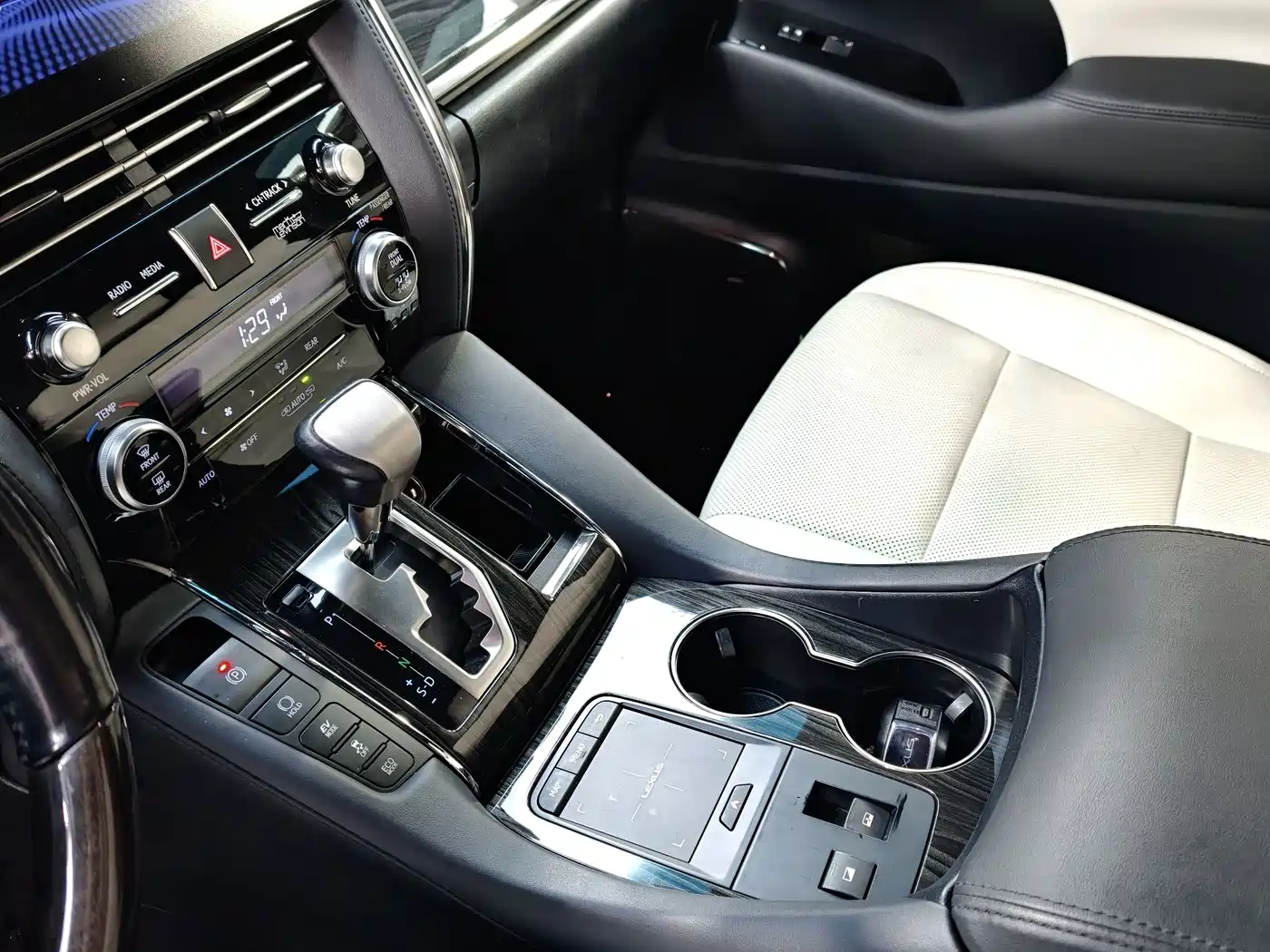 Lexus LM 2020 300h 4-Seat Imperial Edition фото 10