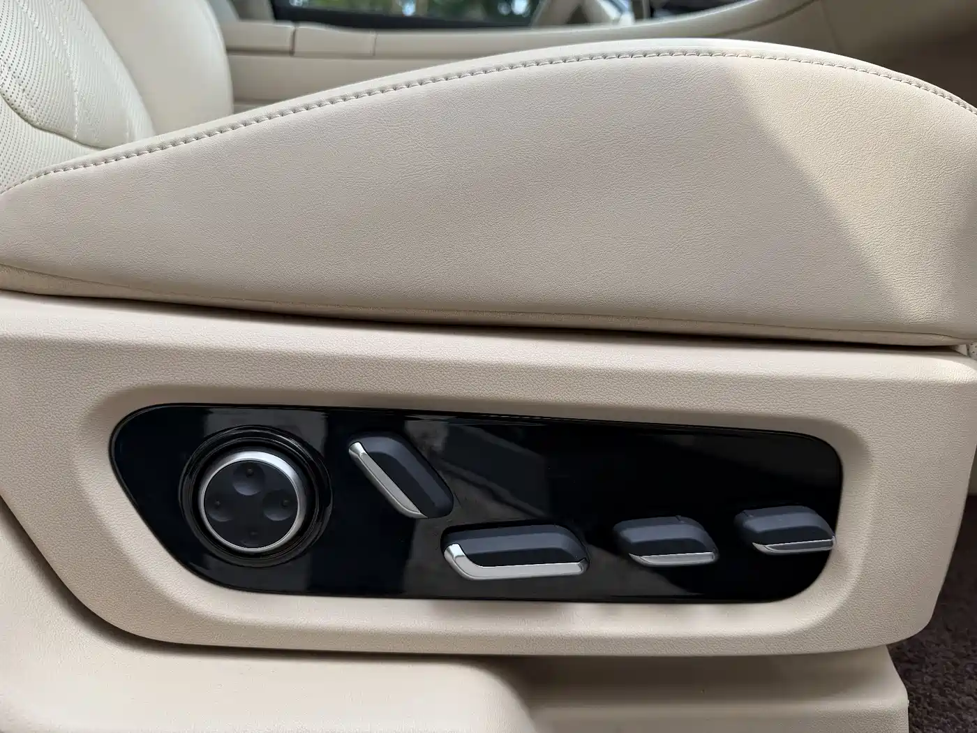 AITO Wenjie AITO M9 2024 Range Extender Max Edition 42kWh 6-seater фото 22