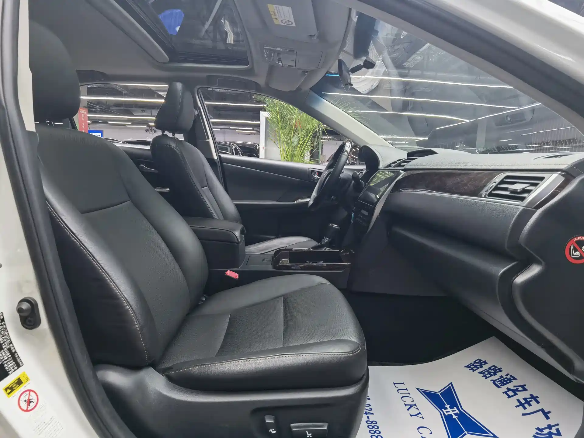 Фото 8 - Toyota Camry