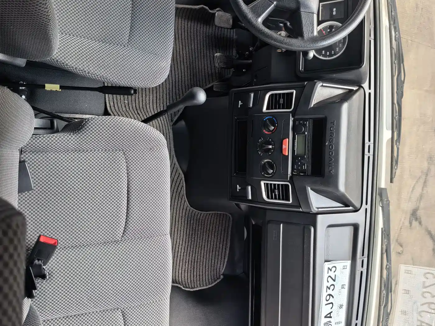 Iveco Daily 2023 2023 2.5T A35M1 Short Wheelbase Medium Roof Dual Tire Manual Door 5-9 Seater