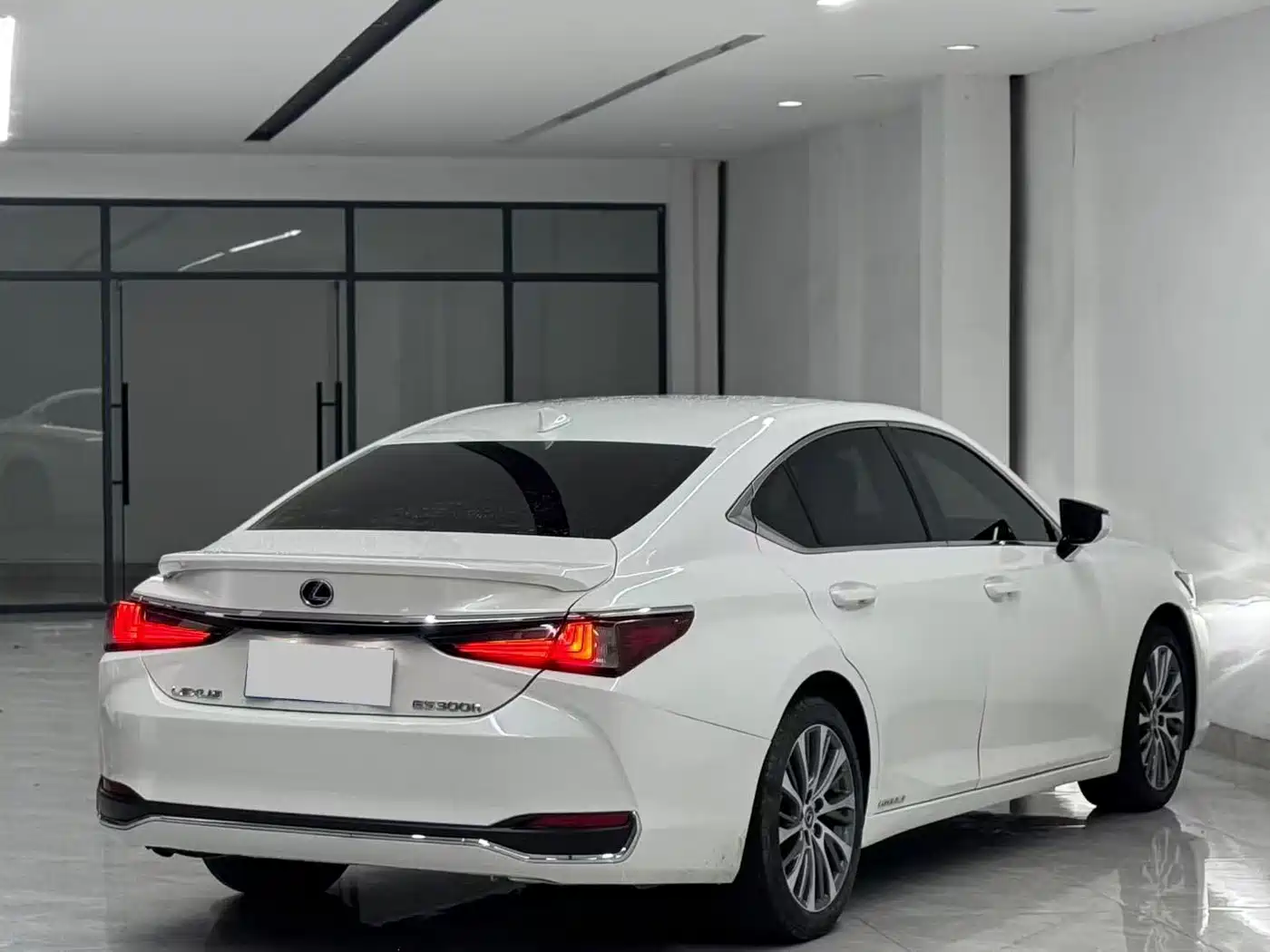Фото 7 - Lexus ES