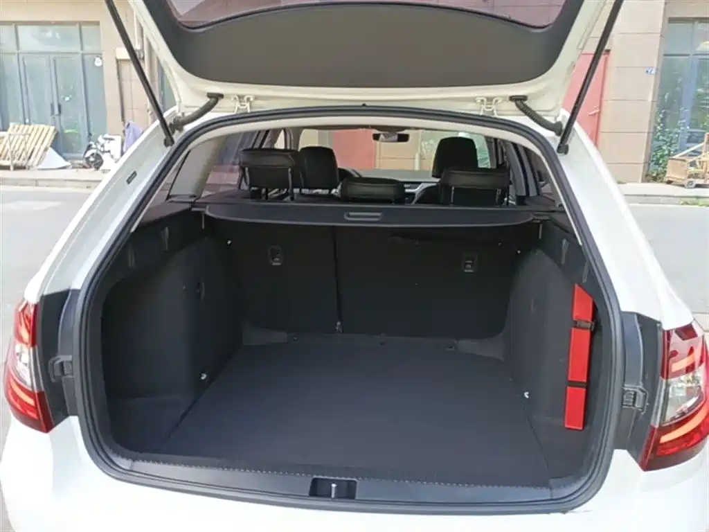 Škoda Octavia 2019 Wagon TSI230 DSG Luxury Edition China V фото 19