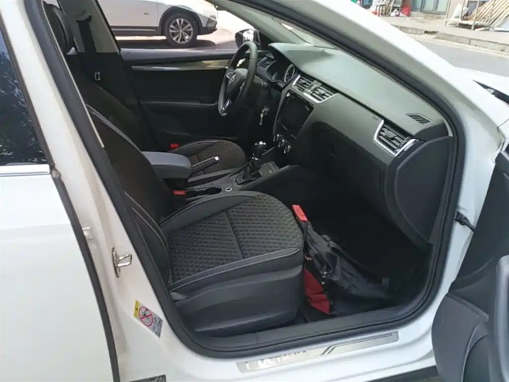 Škoda Octavia 2019 Wagon TSI230 DSG Luxury Edition China V фото 25