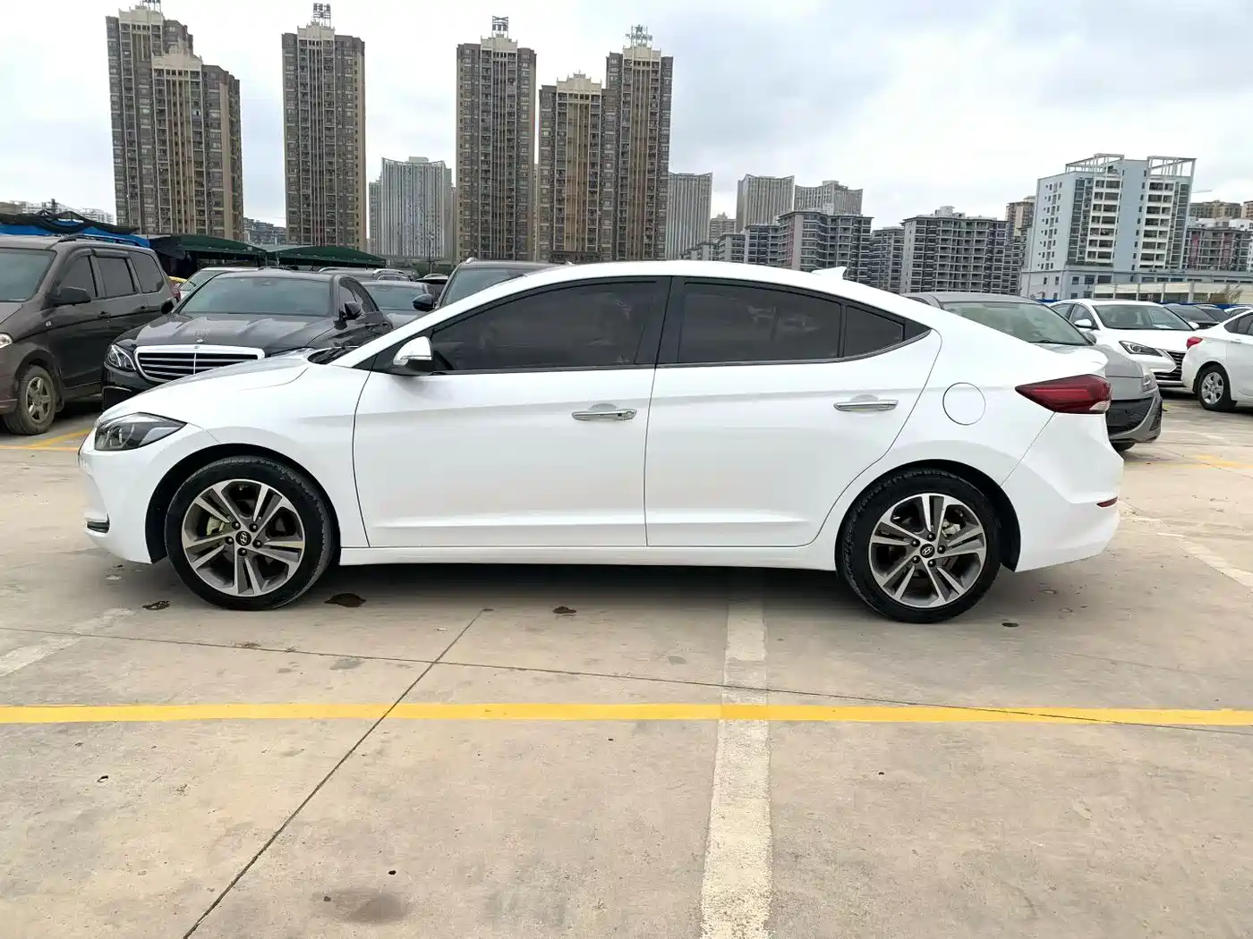 Hyundai Elantra 2016 1.6L Auto Smart·Luxury Edition фото 3