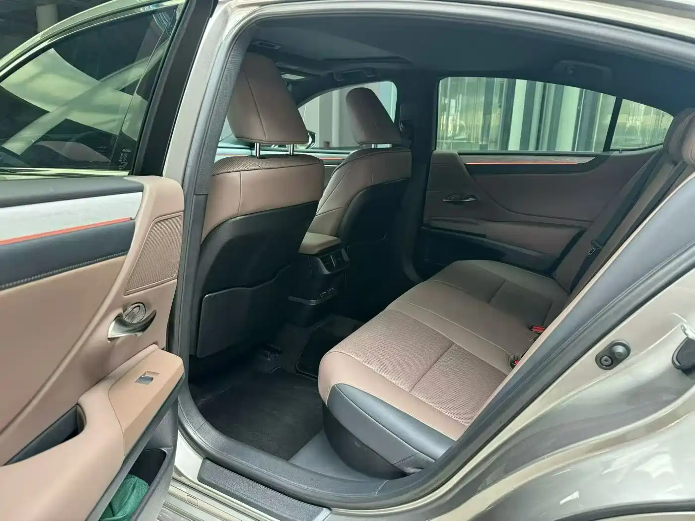 Lexus ES 2025 300h Ultimate Edition фото 6