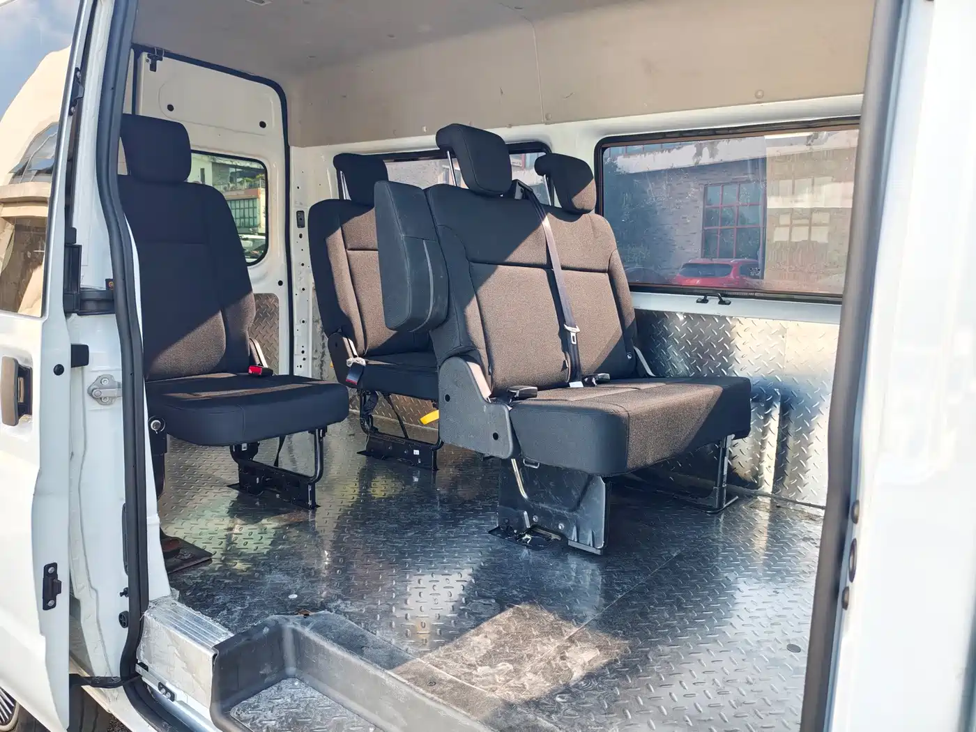 Jiangling JMC Fushun 2025 2025 Model 2.0T 8AT Diesel Medium Wheelbase Medium-High Roof Commercial Multi-purpose Vehicle 5/6 Seater
