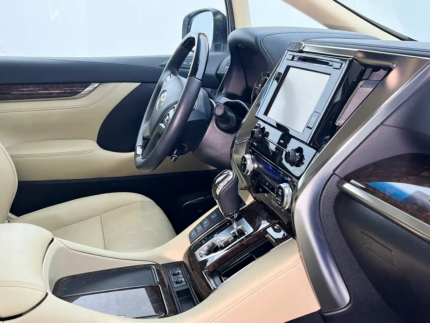 Toyota Alphard 2019 Hybrid 2.5L Luxury фото 8