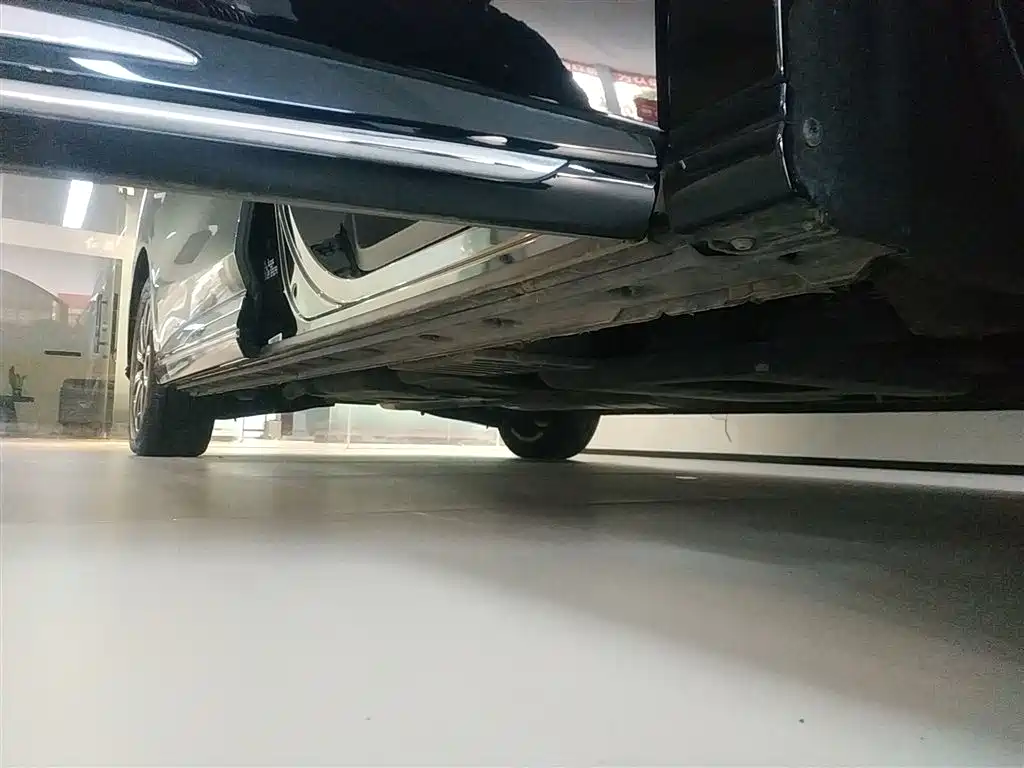 Hongqi HQ9 2023 2.0T Smart Connect Flag Enjoy Edition фото 16