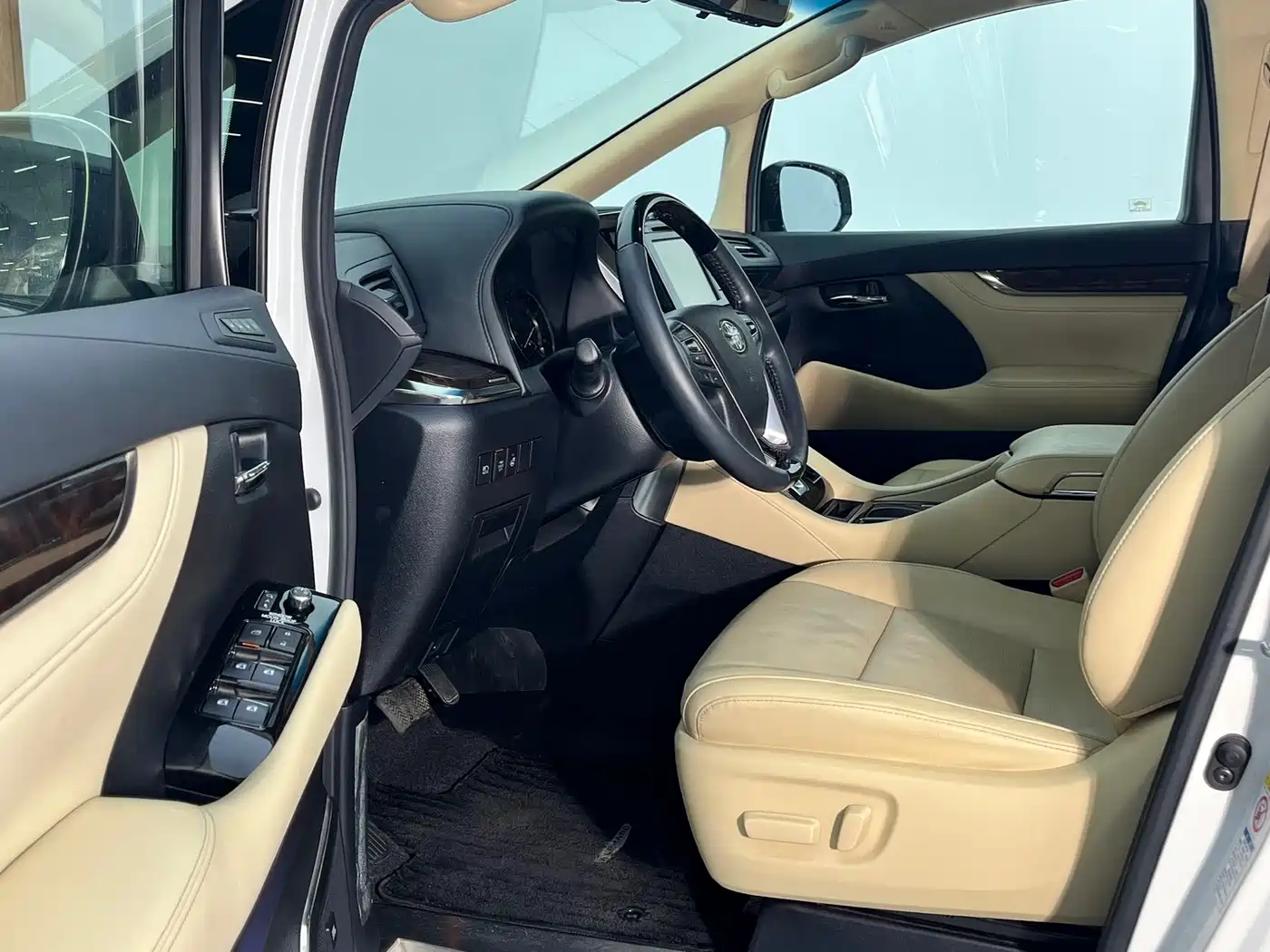 Toyota Alphard 2019 Hybrid 2.5L Luxury фото 10