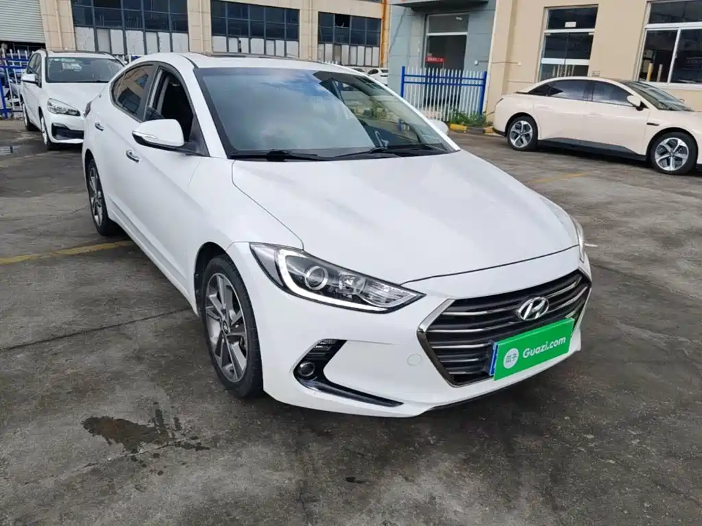 Фото 4 - Hyundai Elantra