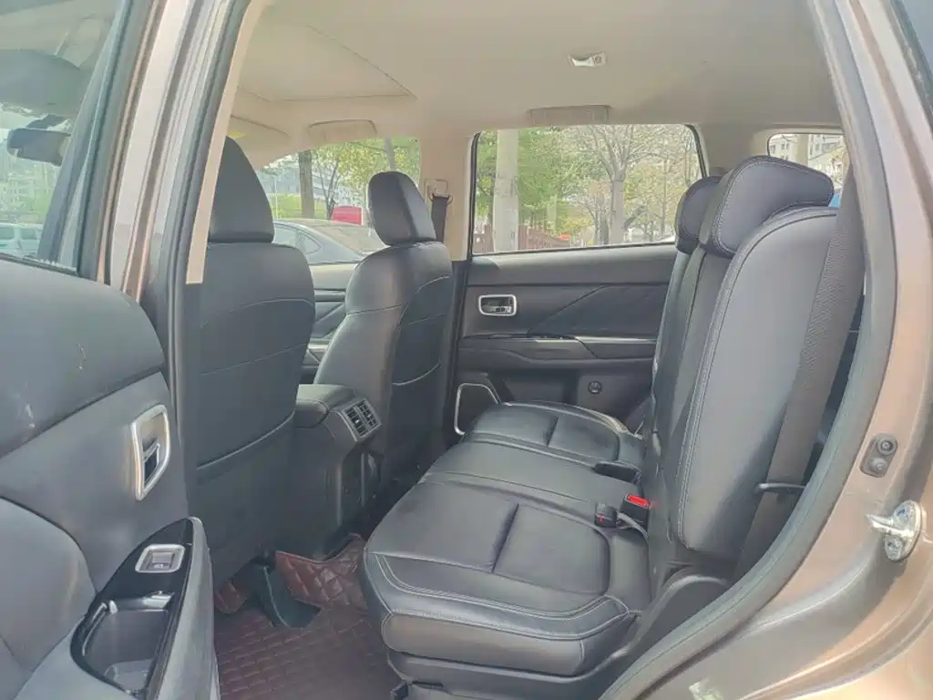 MITSUBISHI OUTLANDER