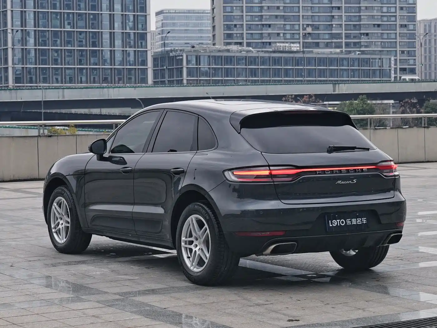 PORSCHE MACAN