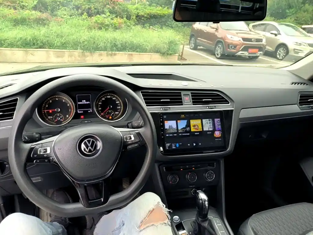 Photo 10 - Volkswagen Tiguan L