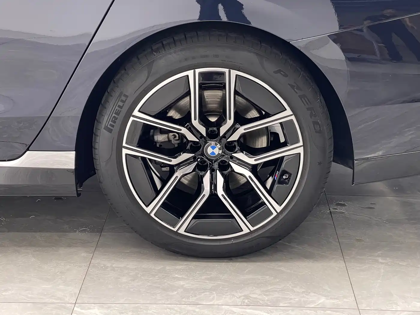 BMW 7 Series 2023 Model 735Li M Sport Package фото 19